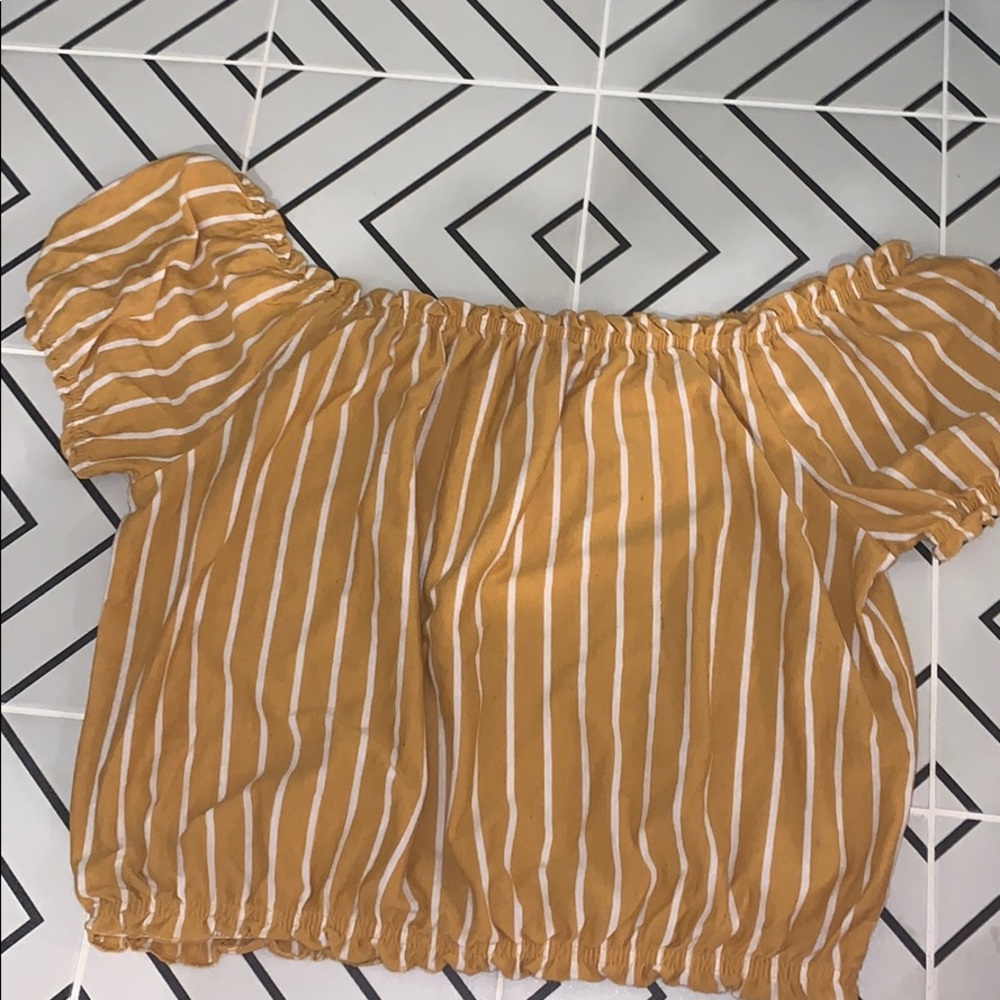 yellow and white top!!💛🤍